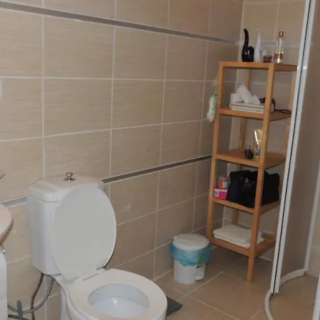 Huge 3 Bedroom Apartment, 100 Metres From Beach, Mavisehir, شقة